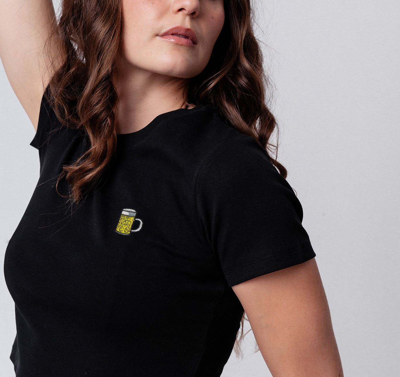 Maßkrug | Besticktes Bio Baumwoll Cropped T-Shirt