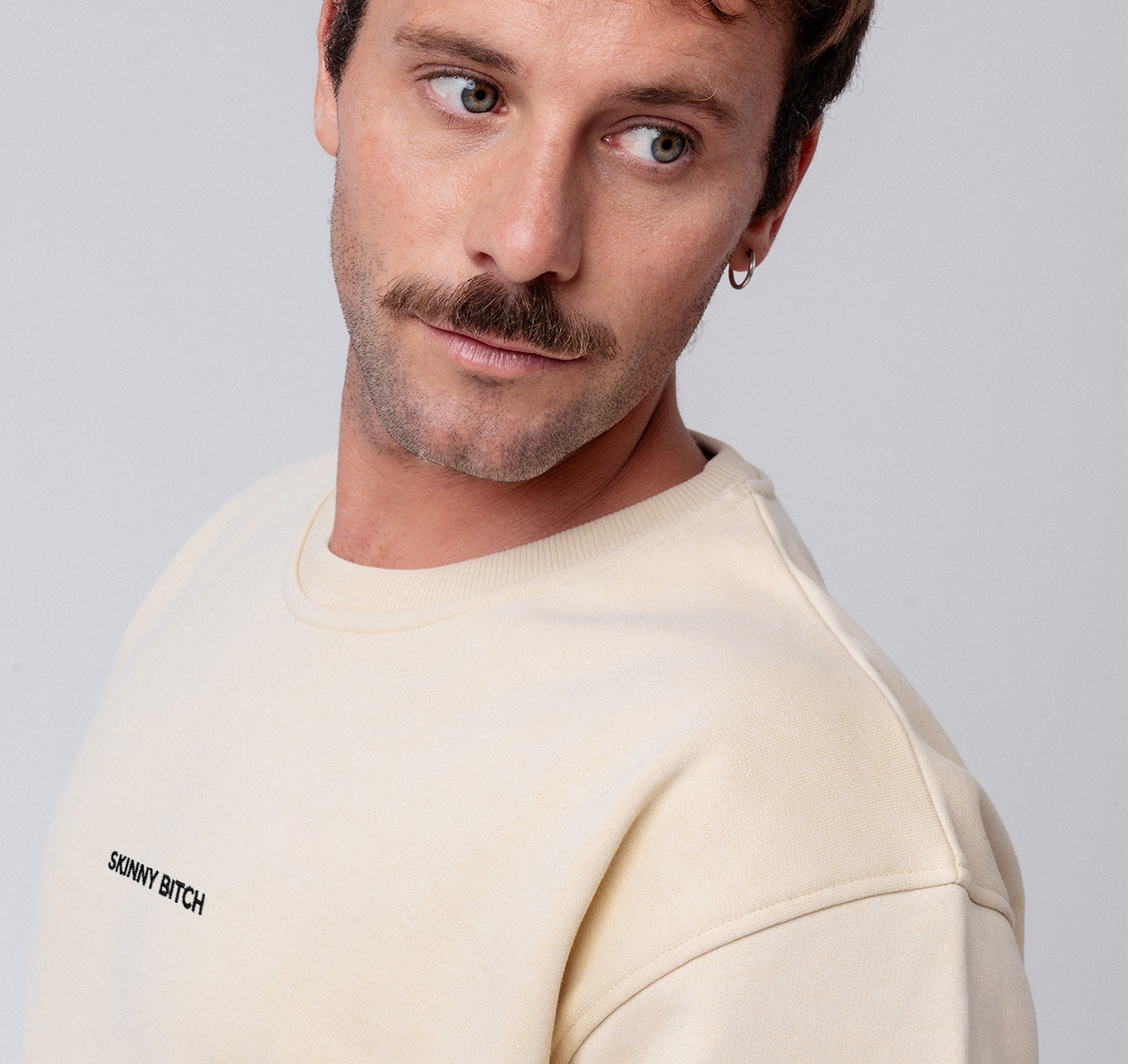 Skinny Bitch | Bestickter Bio-Baumwoll Unisex Pullover