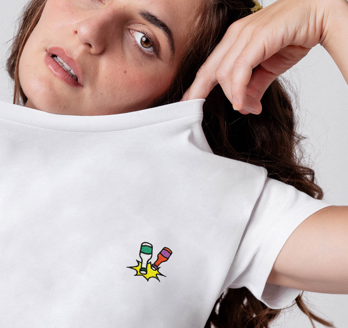 Little Knocker | Camiseta bordada de algodón orgánico para mujer