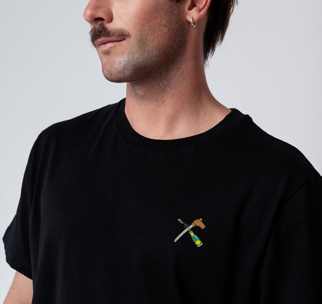 Champagnersäbel | Besticktes Bio Baumwoll Unisex T-Shirt