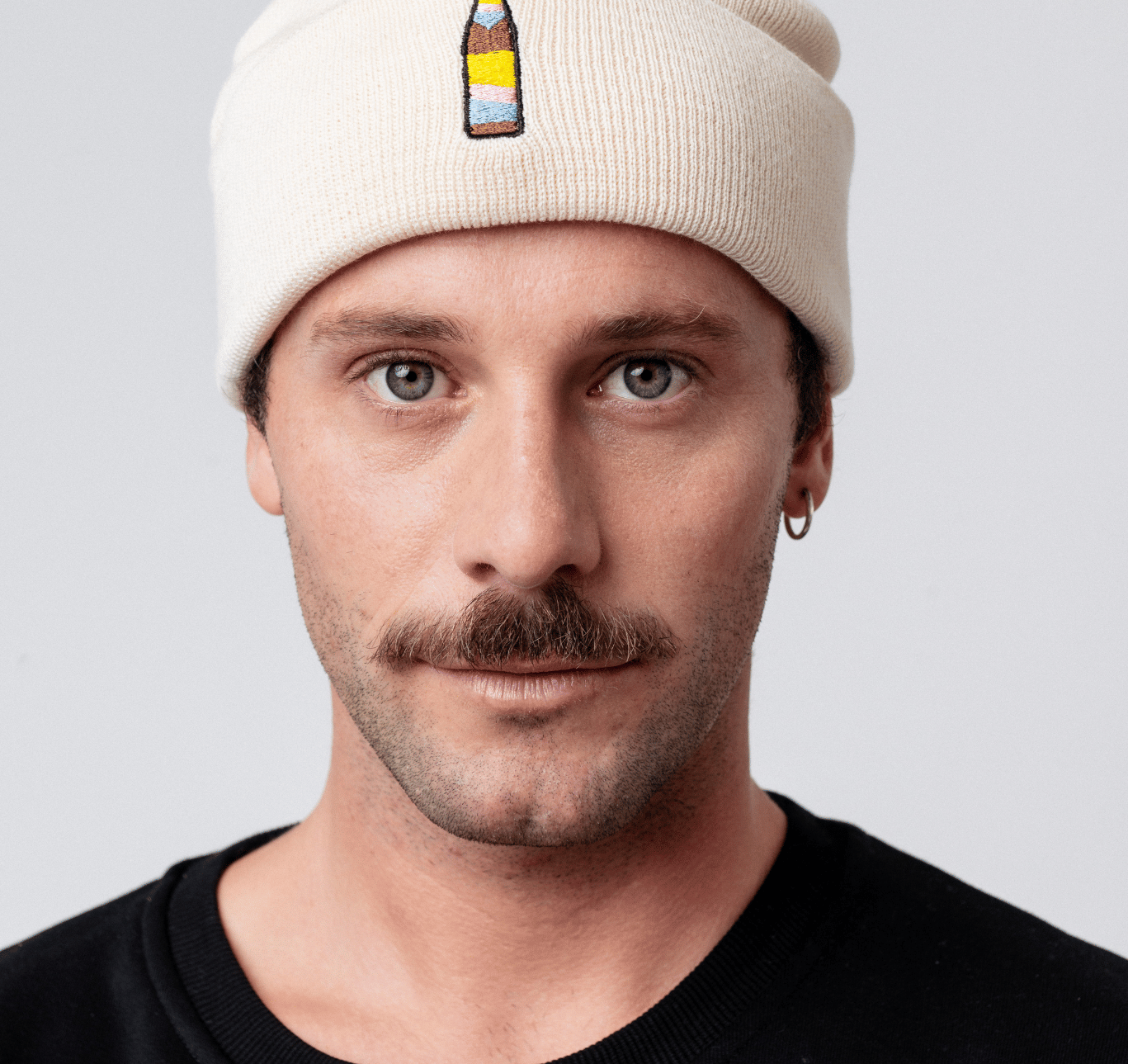 Cola Mix | Gorro de algodón orgánico bordado