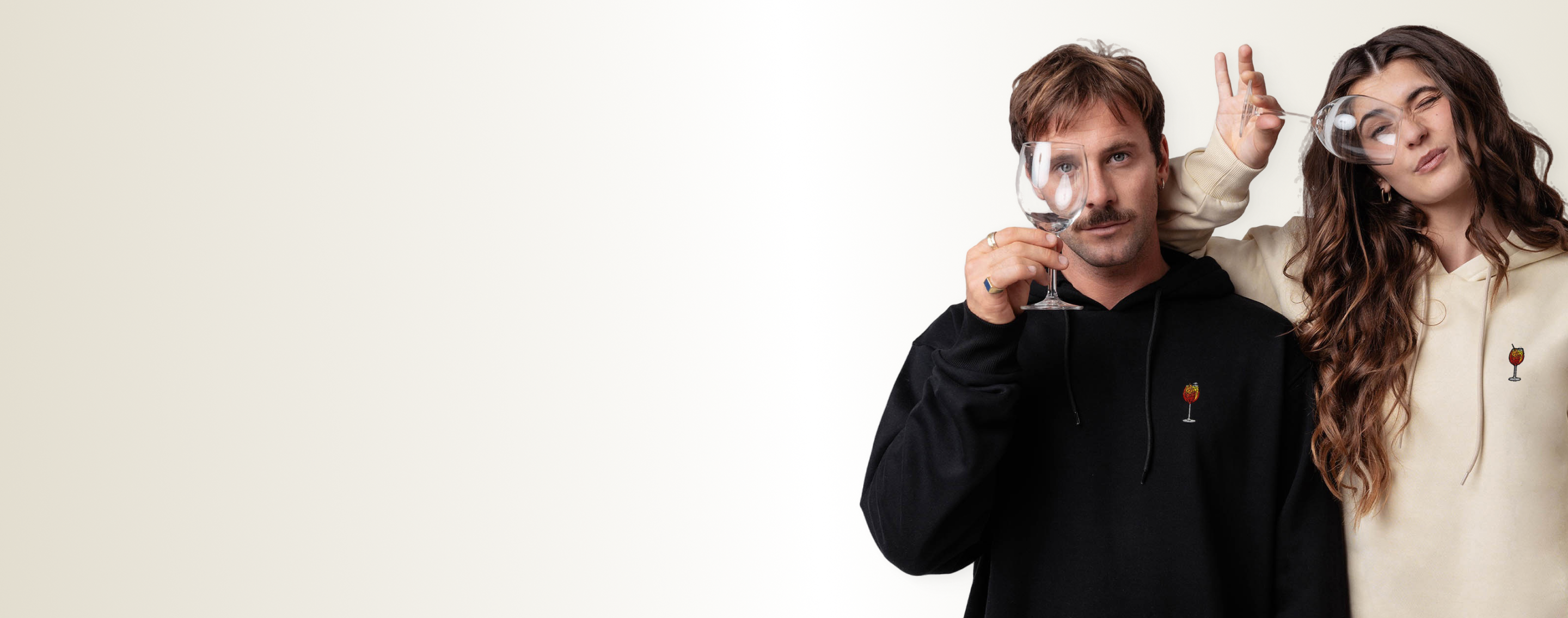 <p><strong>Deine Lieblingsdrinks</strong><br/>hochwertig gestickt</p><p><strong>auf Bio Textilien</strong></p>