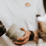 Flat White | Besticktes Bio Baumwoll Unisex T-Shirt