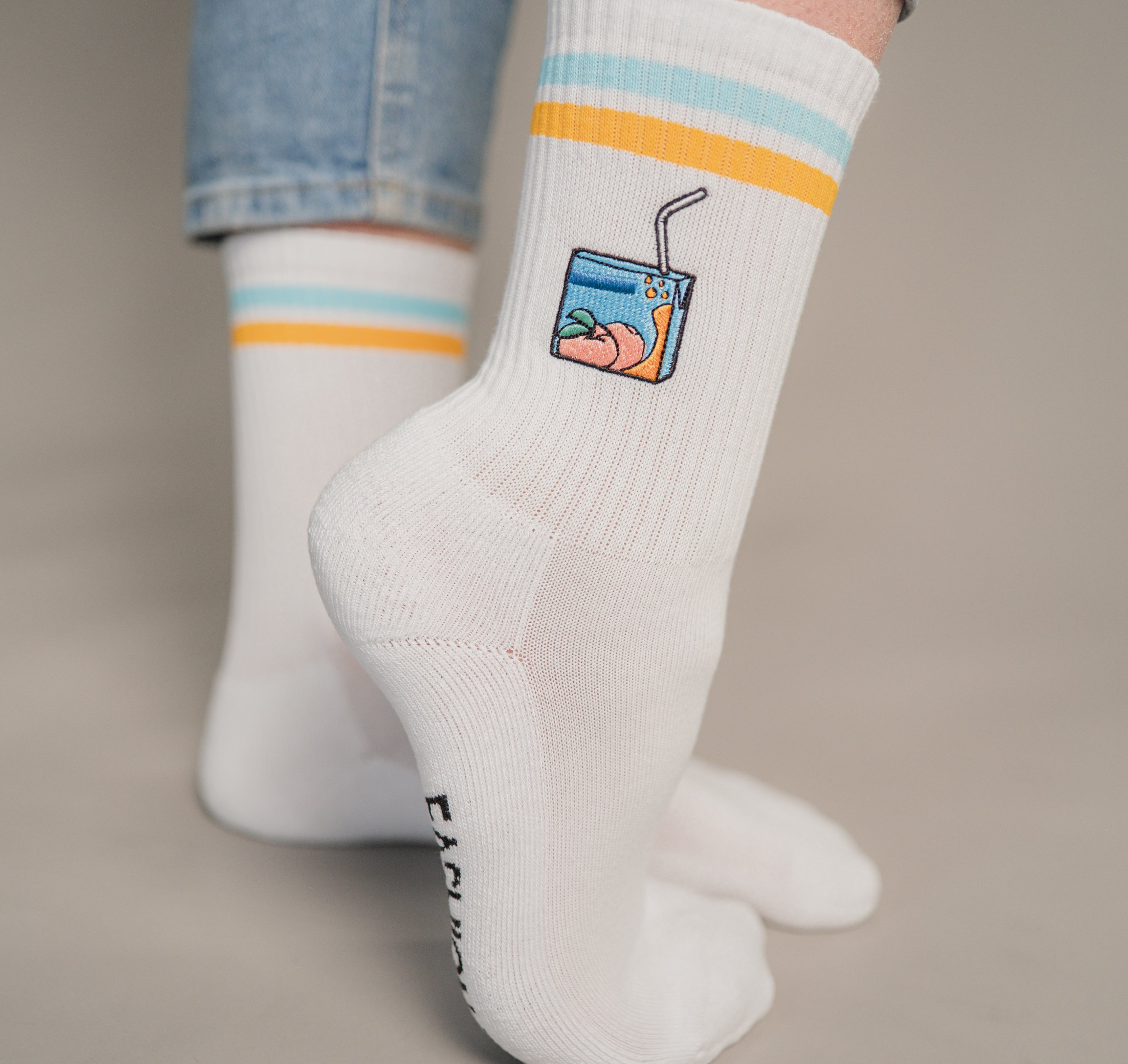 Pfirsich Eistee | Bestickte Bio Baumwoll Socken