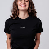 Skinny Bitch | Camiseta bordada de algodón orgánico para mujer