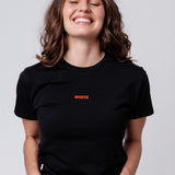 Spritz Signature | Camiseta bordada de algodón orgánico para mujer