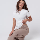 Skinny Bitch | Camiseta bordada de algodón orgánico para mujer