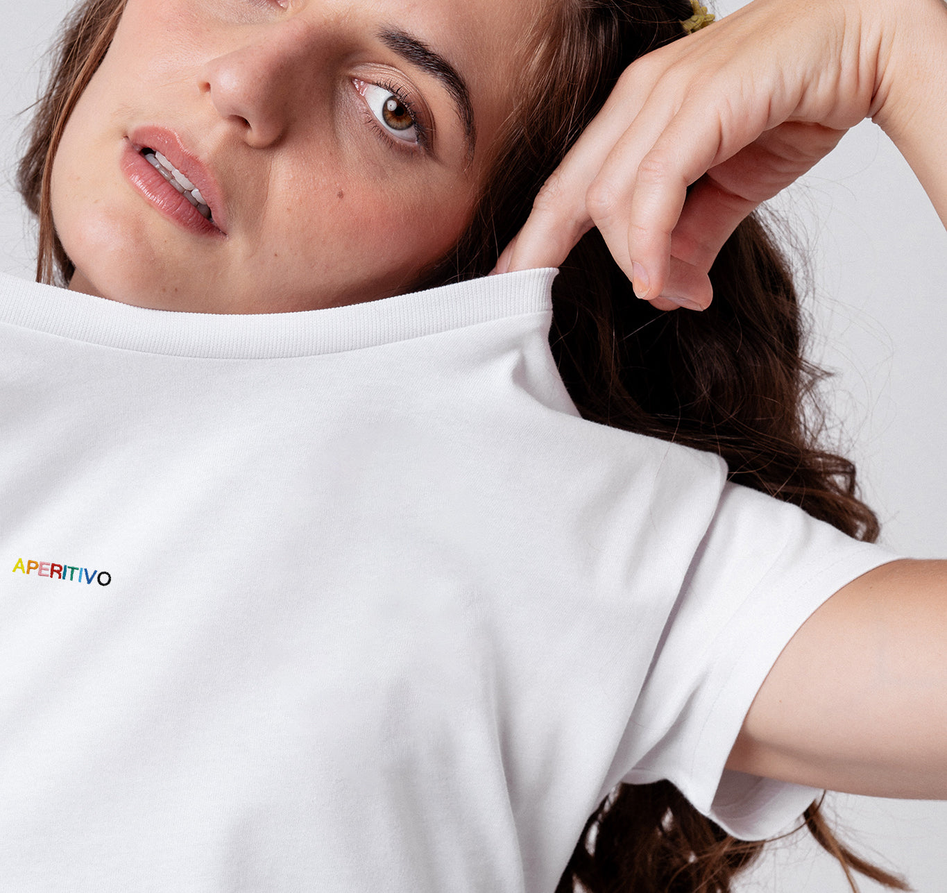 Aperitivo | Camiseta bordada de algodón orgánico para mujer