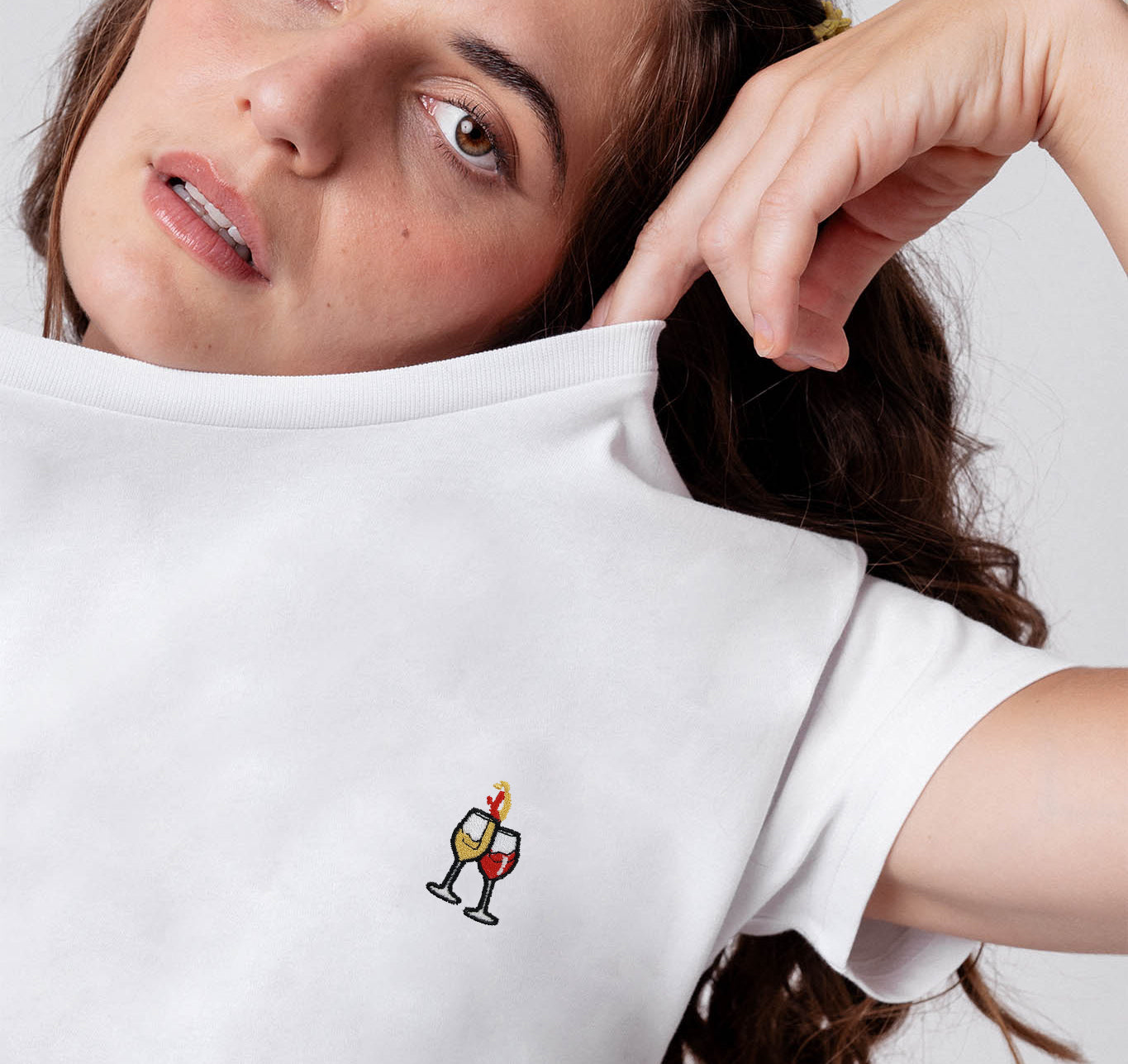 Dúo de Vinos | Camiseta bordada de algodón orgánico para mujer