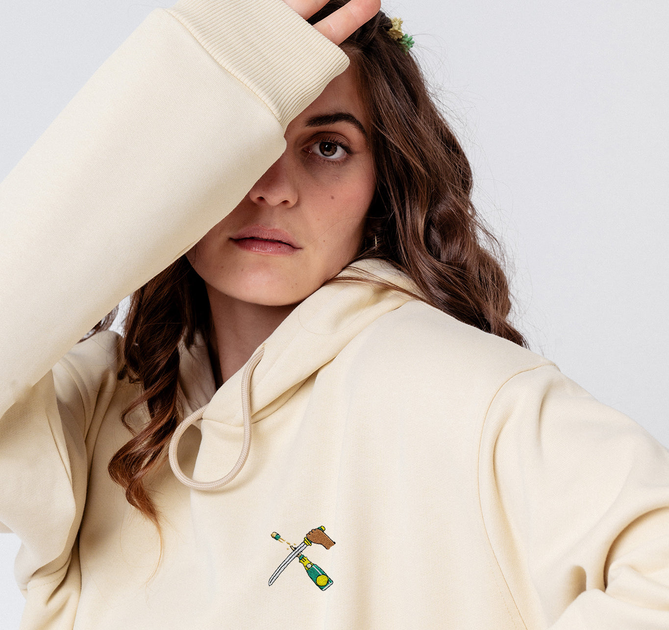 Sable de Champán | Sudadera con capucha de algodón orgánico bordada para mujer