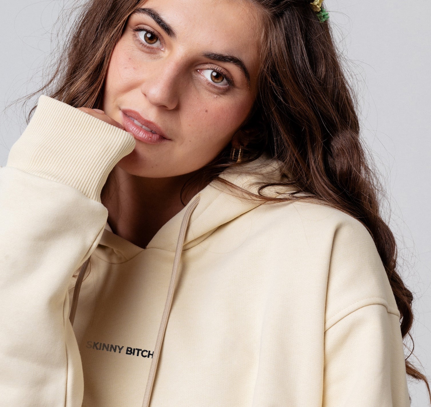 Skinny Bitch | Sudadera con capucha bordada de algodón orgánico para mujer