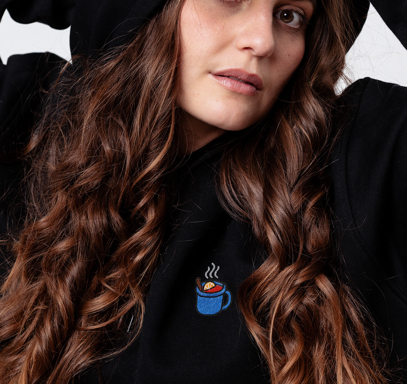 Mulled wine | Sudadera con capucha bordada de algodón orgánico para mujer
