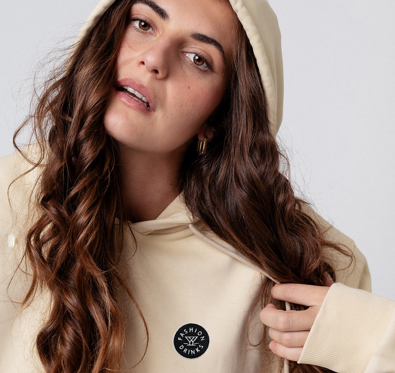 Fashion Drinks | Sudadera bordada con capucha de algodón orgánico para mujer
