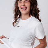 Skinny Bitch | Camiseta bordada de algodón orgánico para mujer