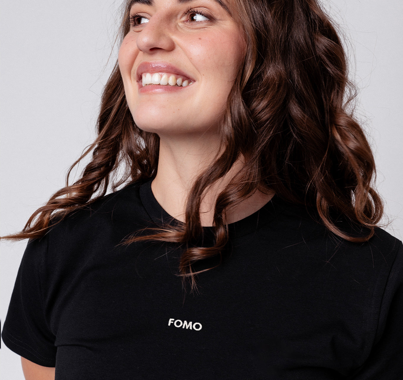 Fomo | Camiseta bordada de algodón orgánico para mujer
