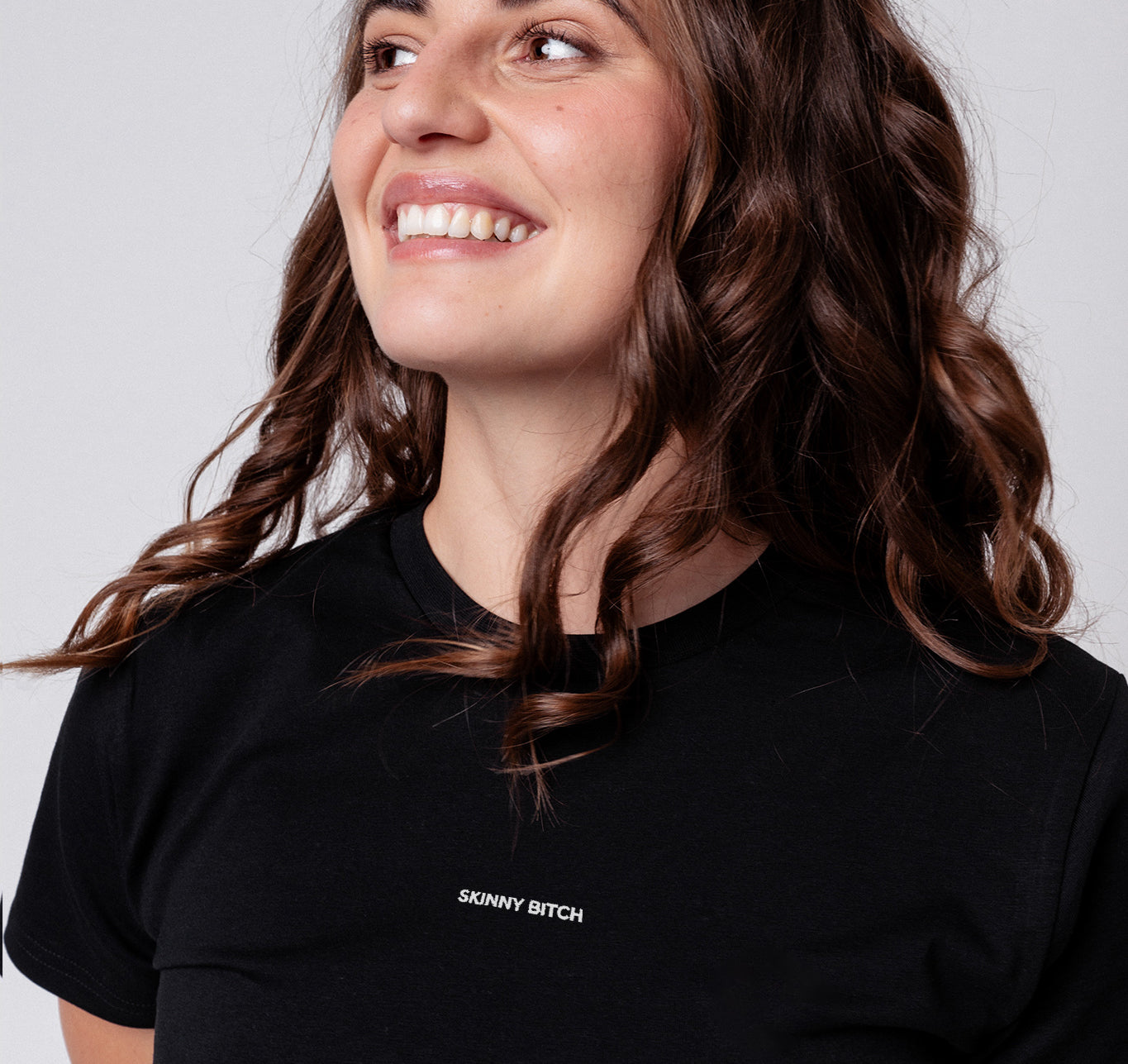 Skinny Bitch | Camiseta bordada de algodón orgánico para mujer