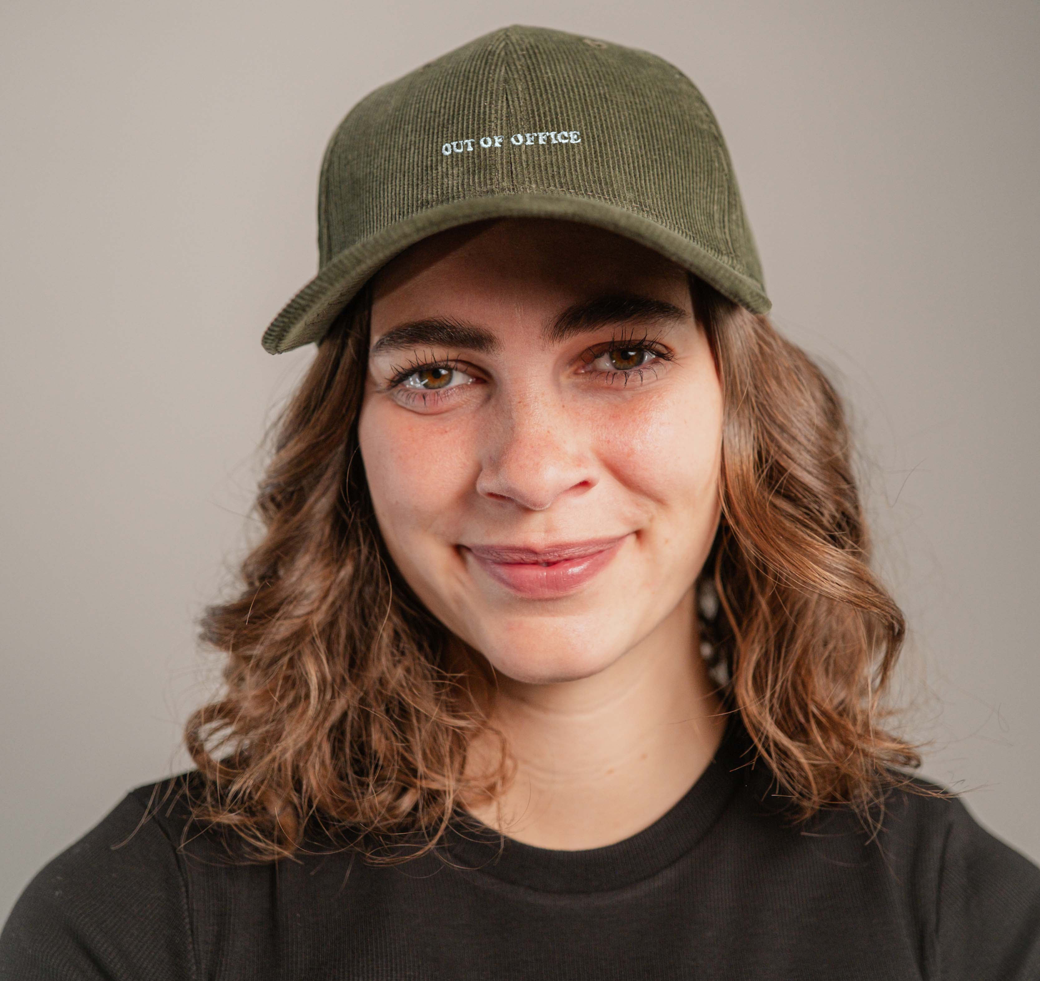 Out of Office| Bestickte Bio Baumwoll Cord Cap