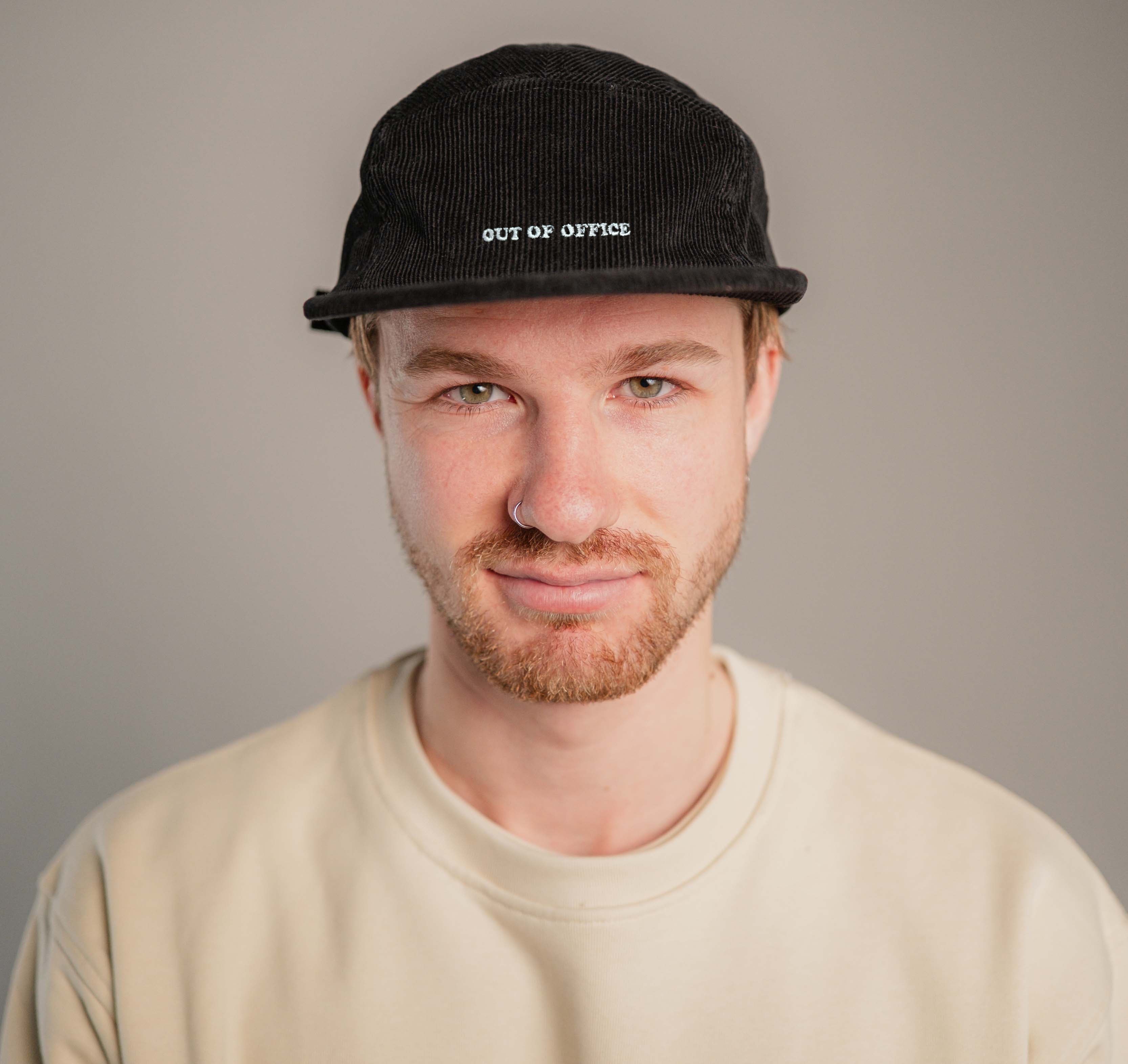 Out of Office| Bestickte Bio Baumwoll Cord Cap
