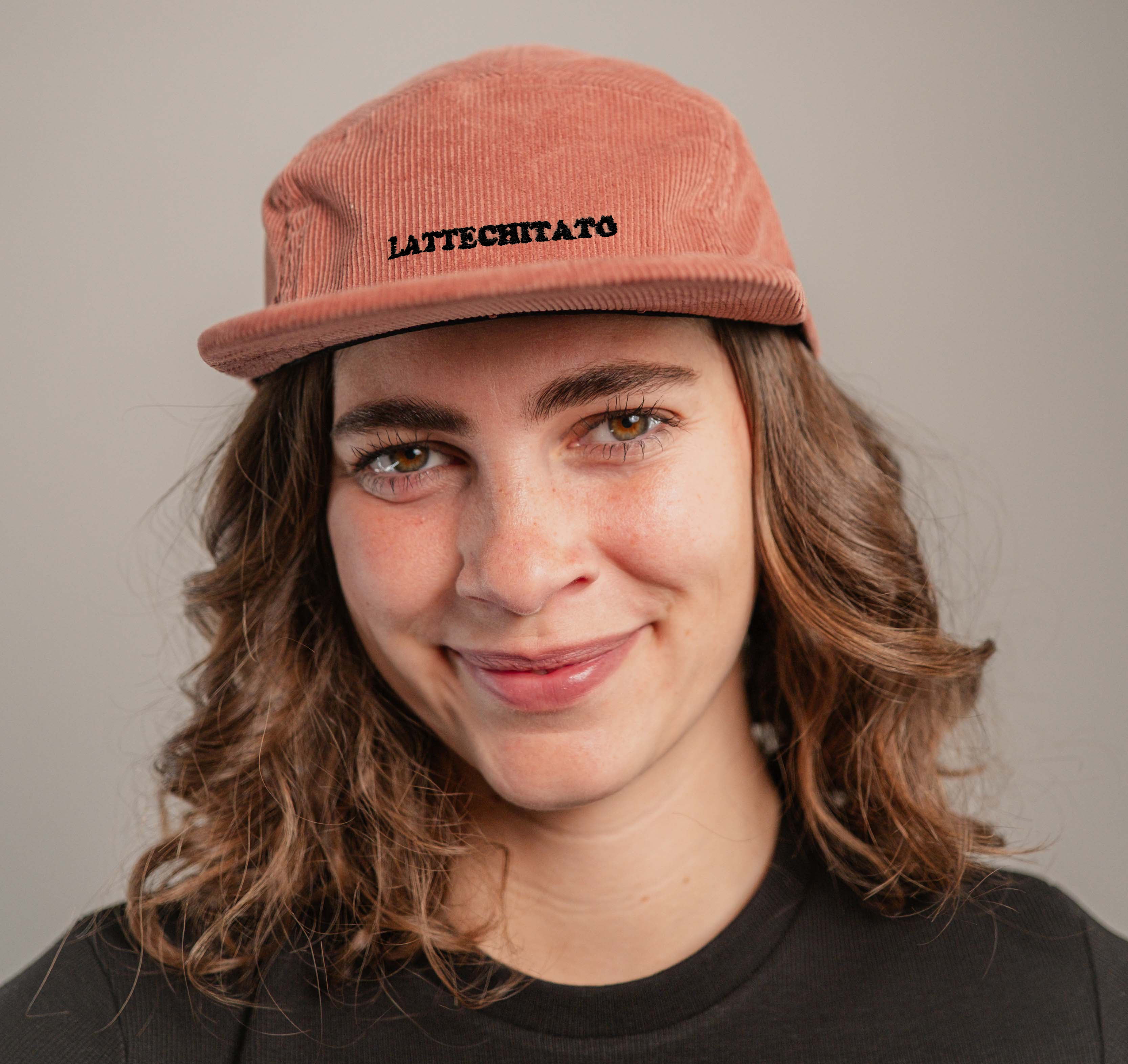 Lattechitato | Bestickte Bio Baumwoll Cord Cap