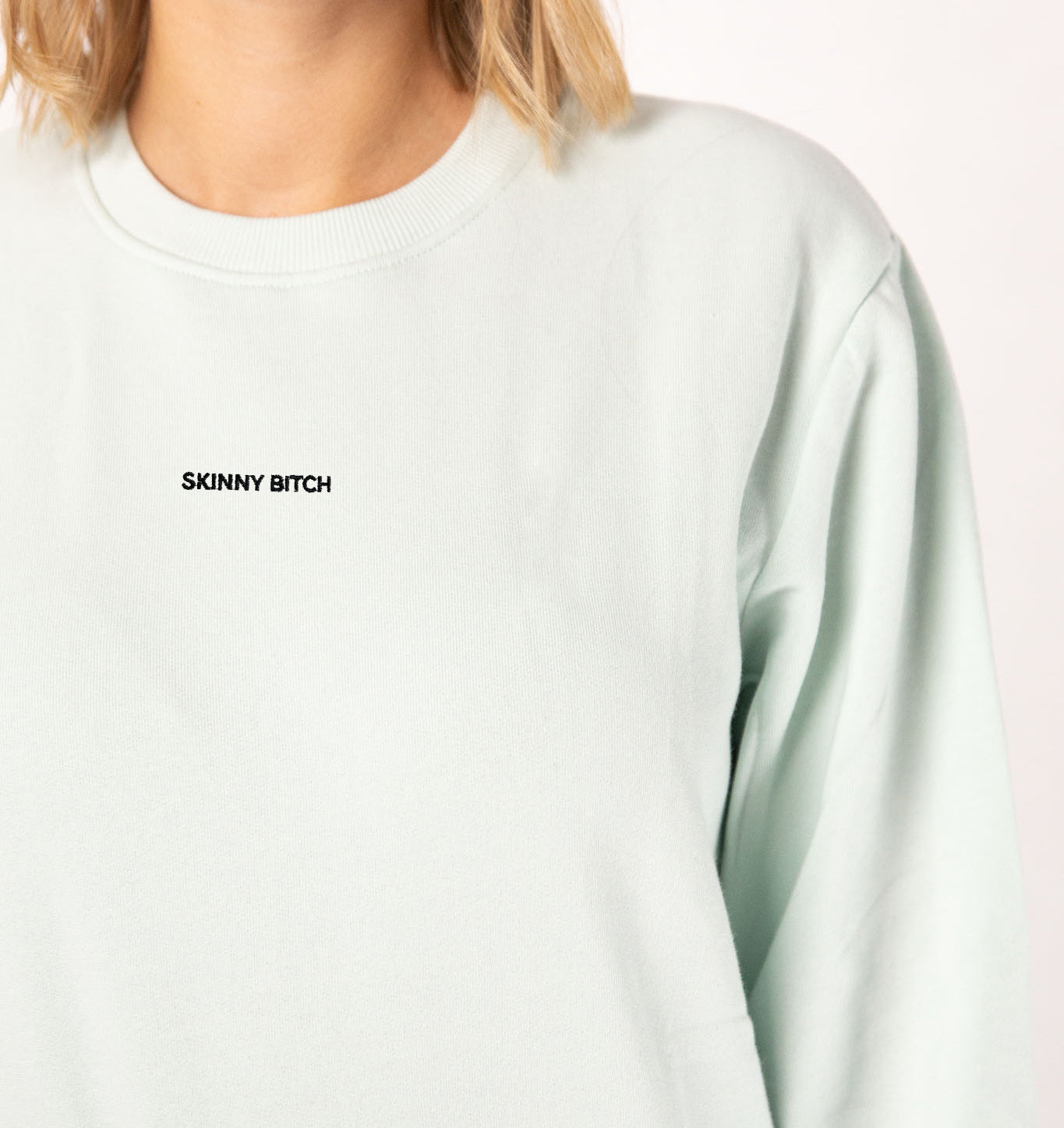 Skinny Bitch | Jersey de mujer de algodón orgánico bordado