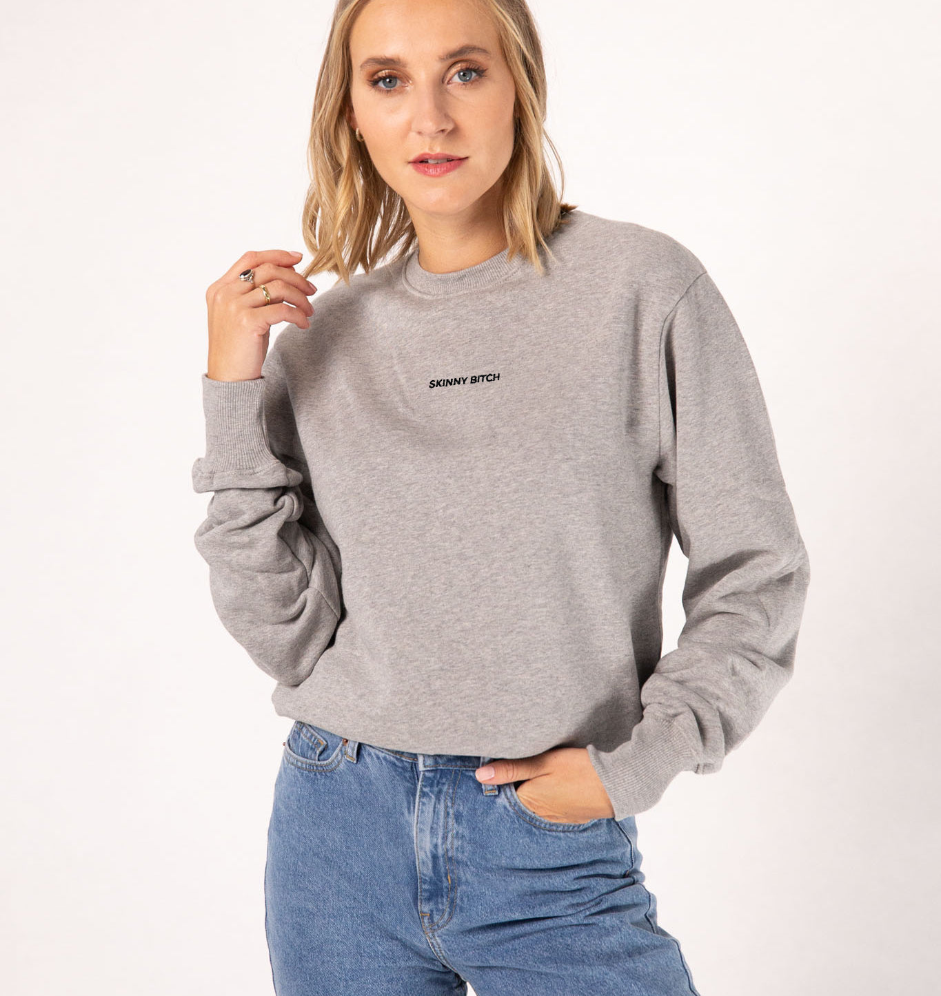 Skinny Bitch | Jersey de mujer de algodón orgánico bordado